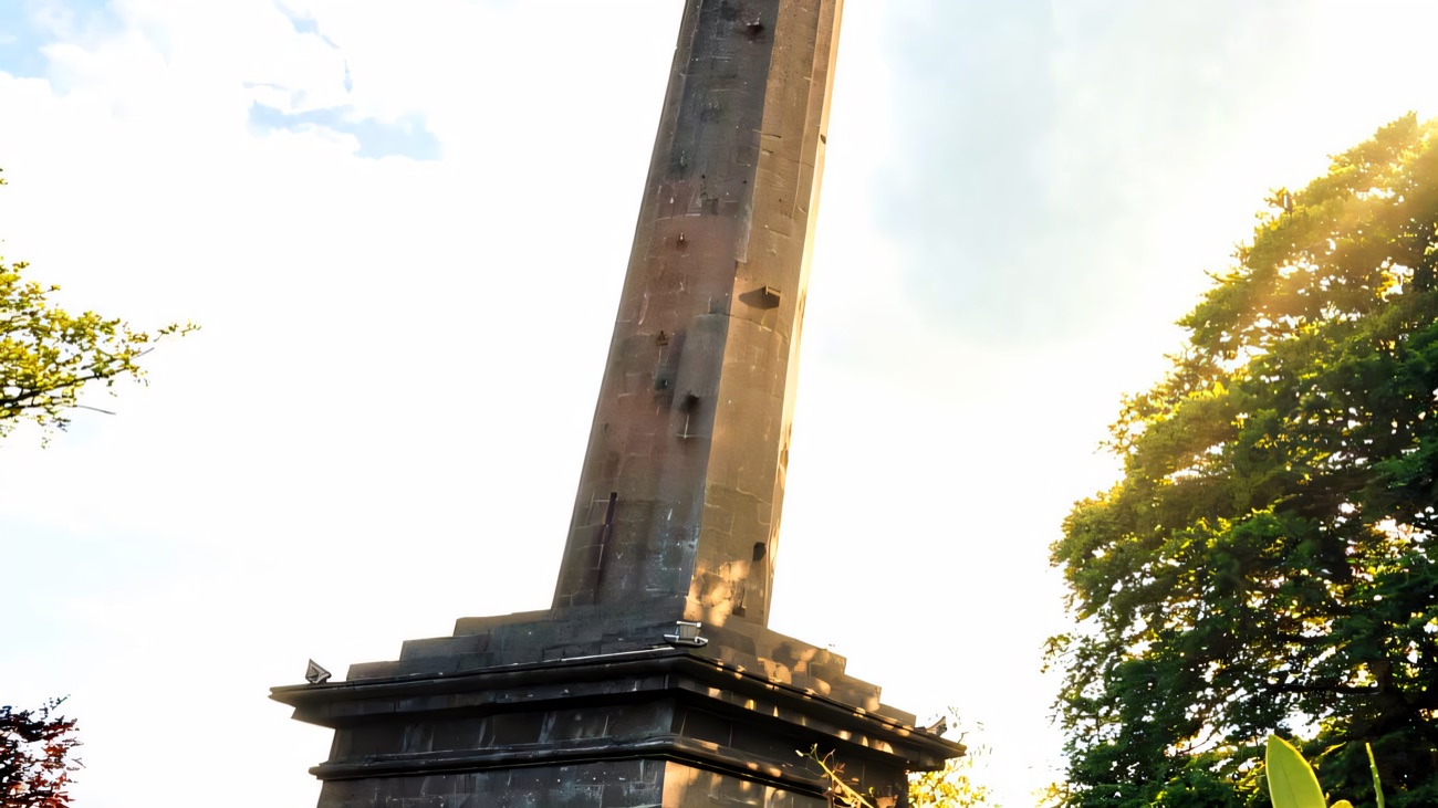 The full Doric column rising from its base in Forthill Park