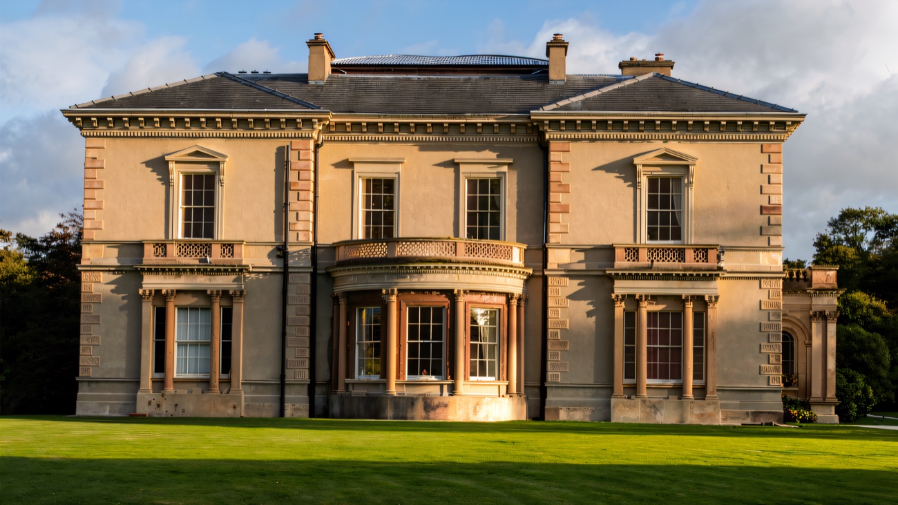 A close view of the central façade of Dundarave House, showing the curved stone bay, columns and detailed sandstone dressings