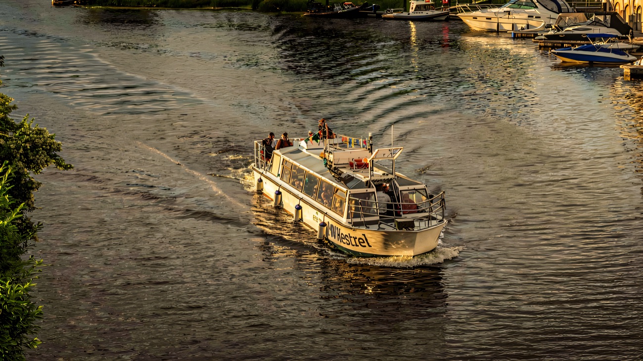 Cruising the Erne past the town moorings