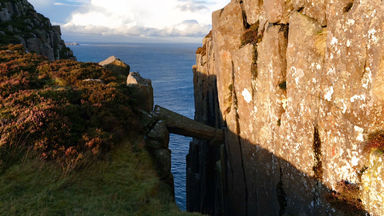 The Grey Man's Path, a fallen block bridging the chasm