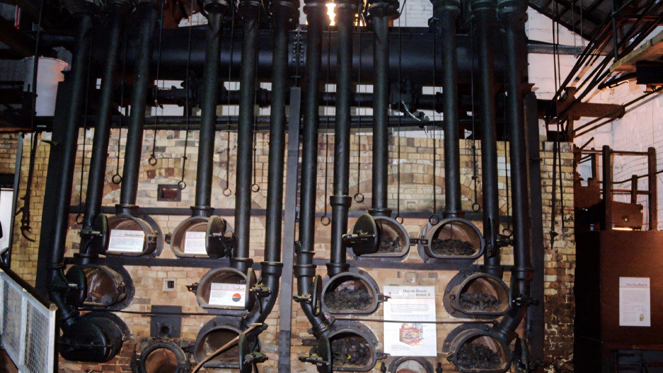 The cast-iron retort house