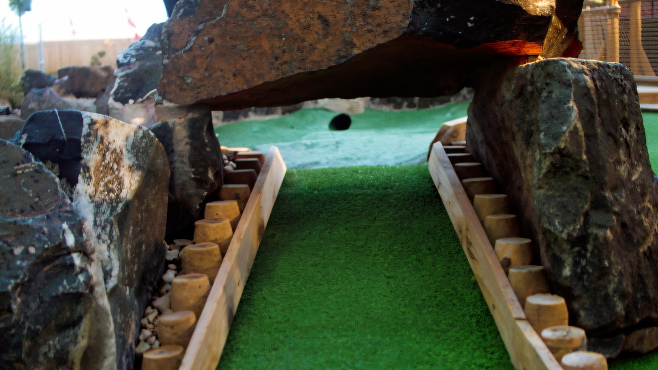 The Black Pearl pirate-ship hole with its boulder cave putt