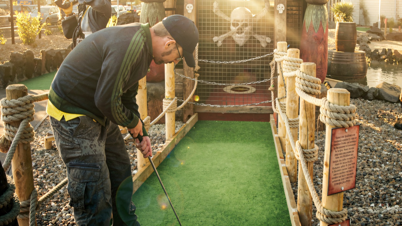 Playing the themed tiki-hut Hole 18