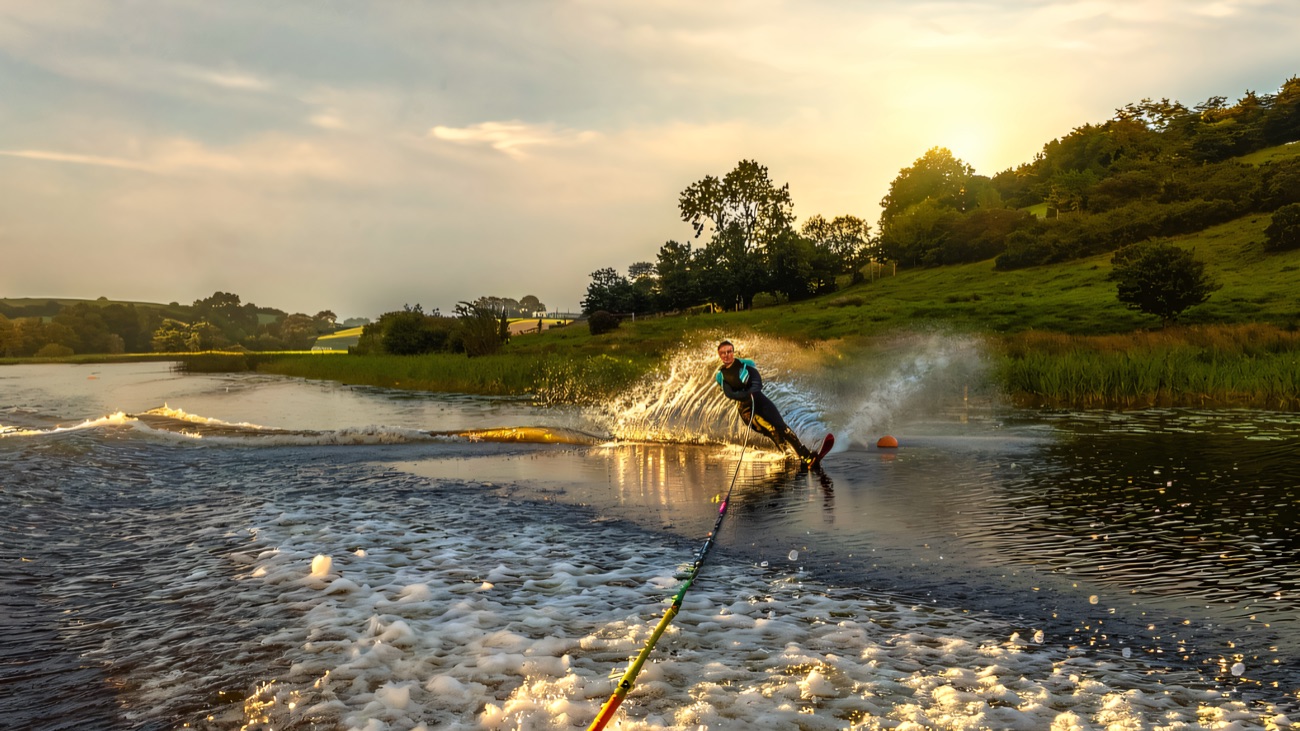 Carving a spray of water on the ski line across the lake