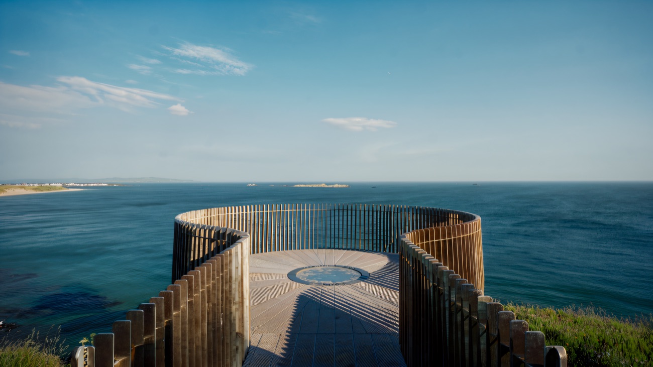 Out on the circular deck looking straight to the open sea