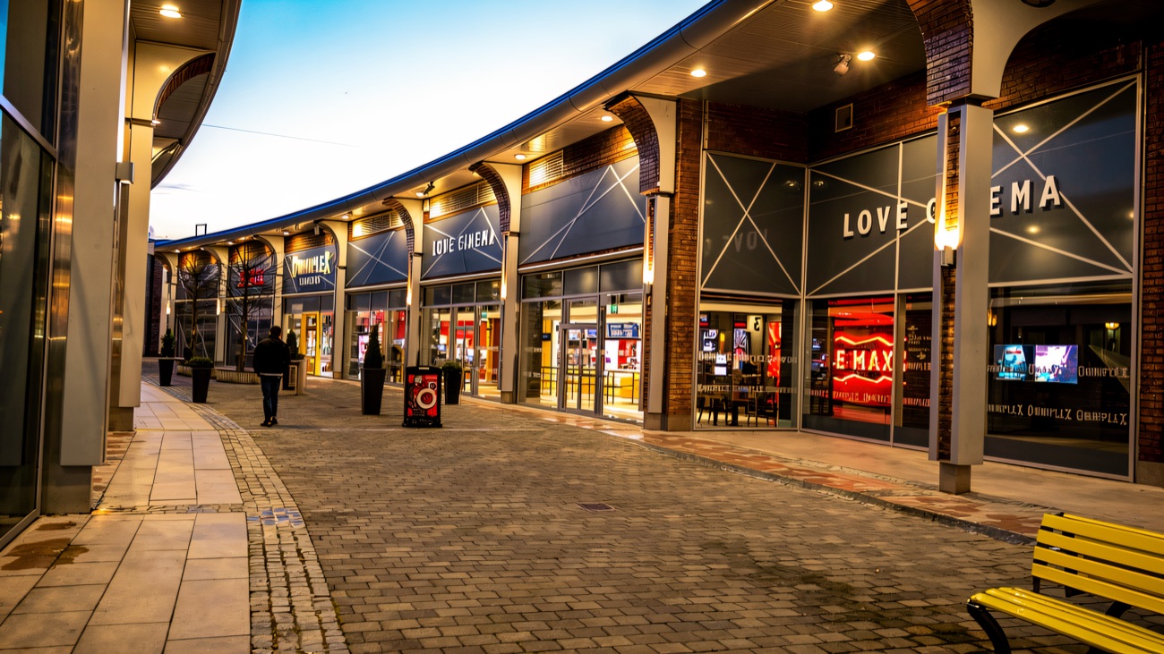The cinema along the curved street at The Outlet
