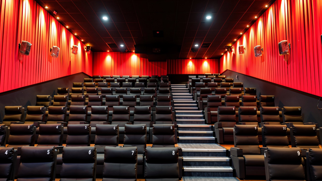 Electric recliner seats in a D'LUXX screen