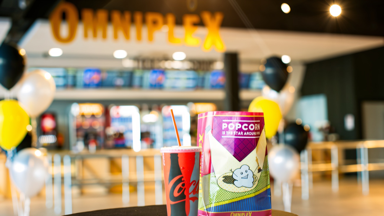 Popcorn and a drink in the foyer