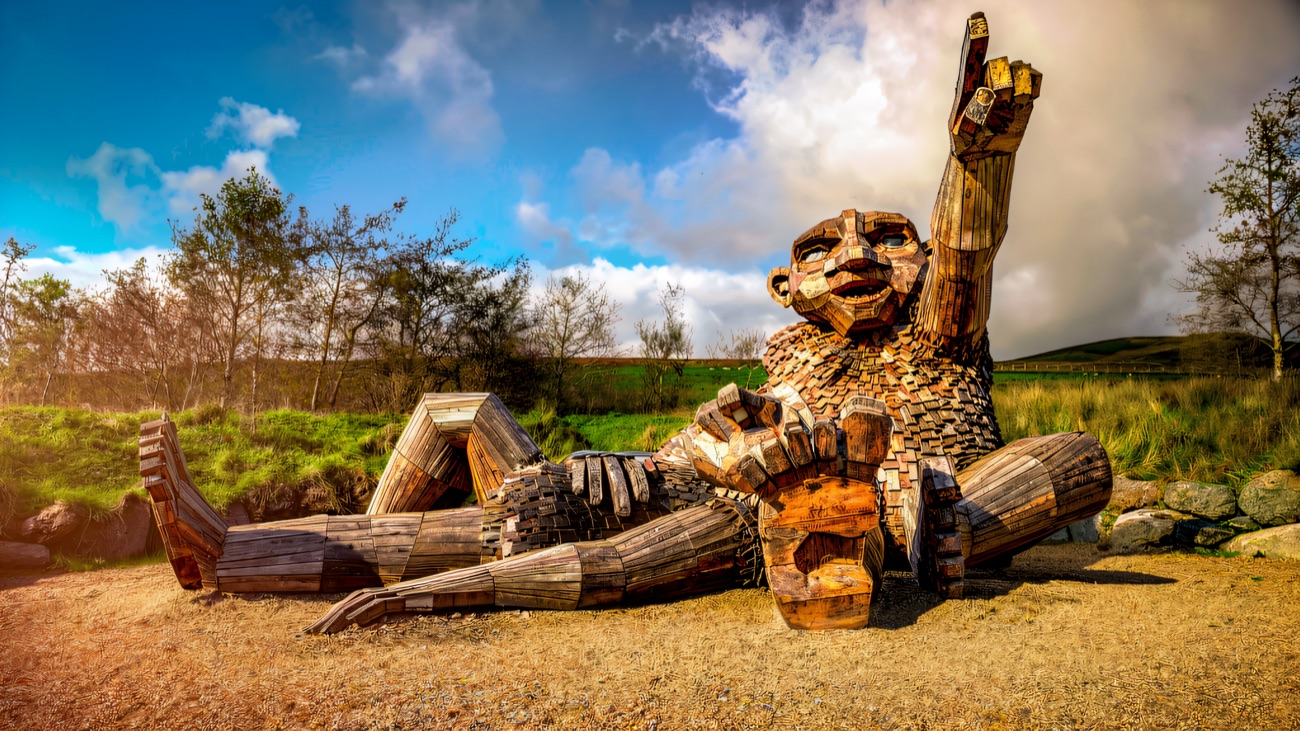 A clear-sky view of Nowanois, his shingled body and grinning face catching the light.
